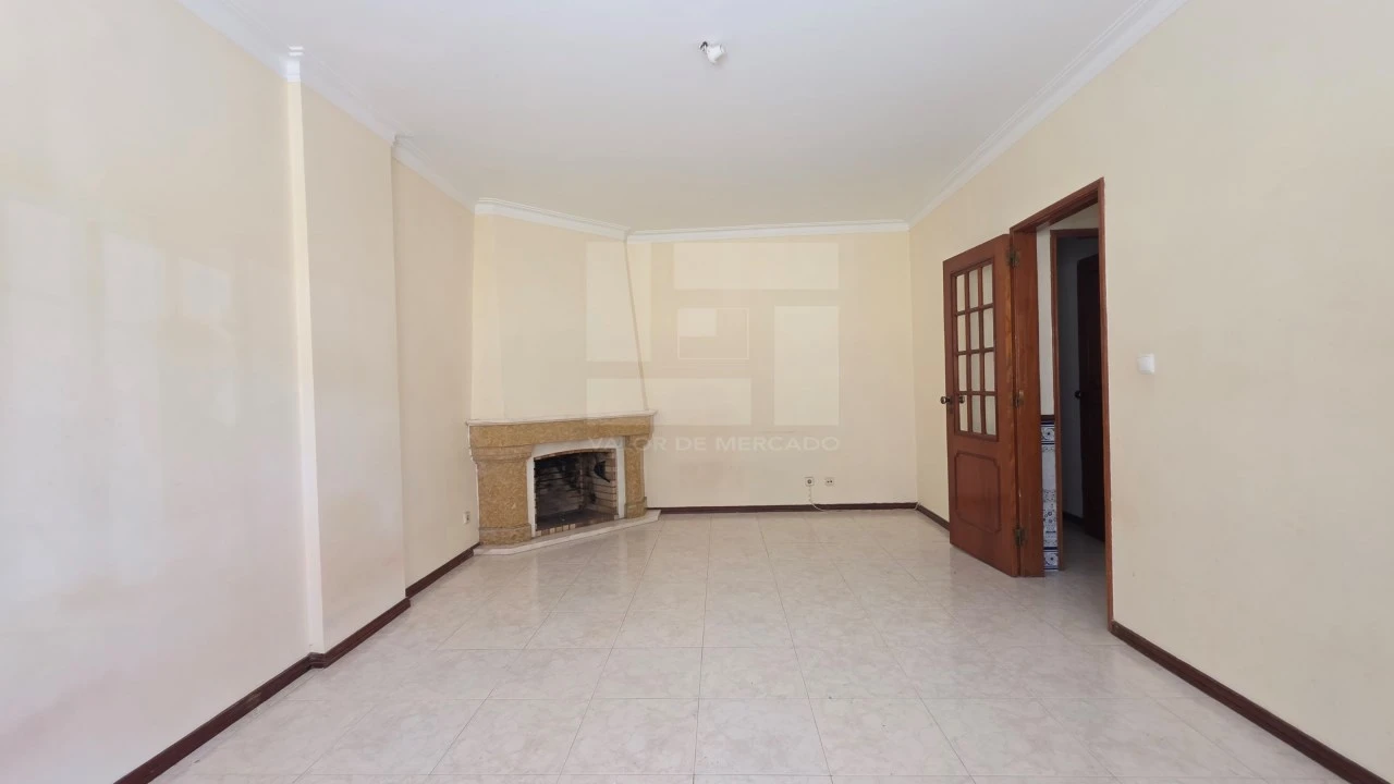 Apartamento T1 para Venda em Rio de Mouro Foto 2