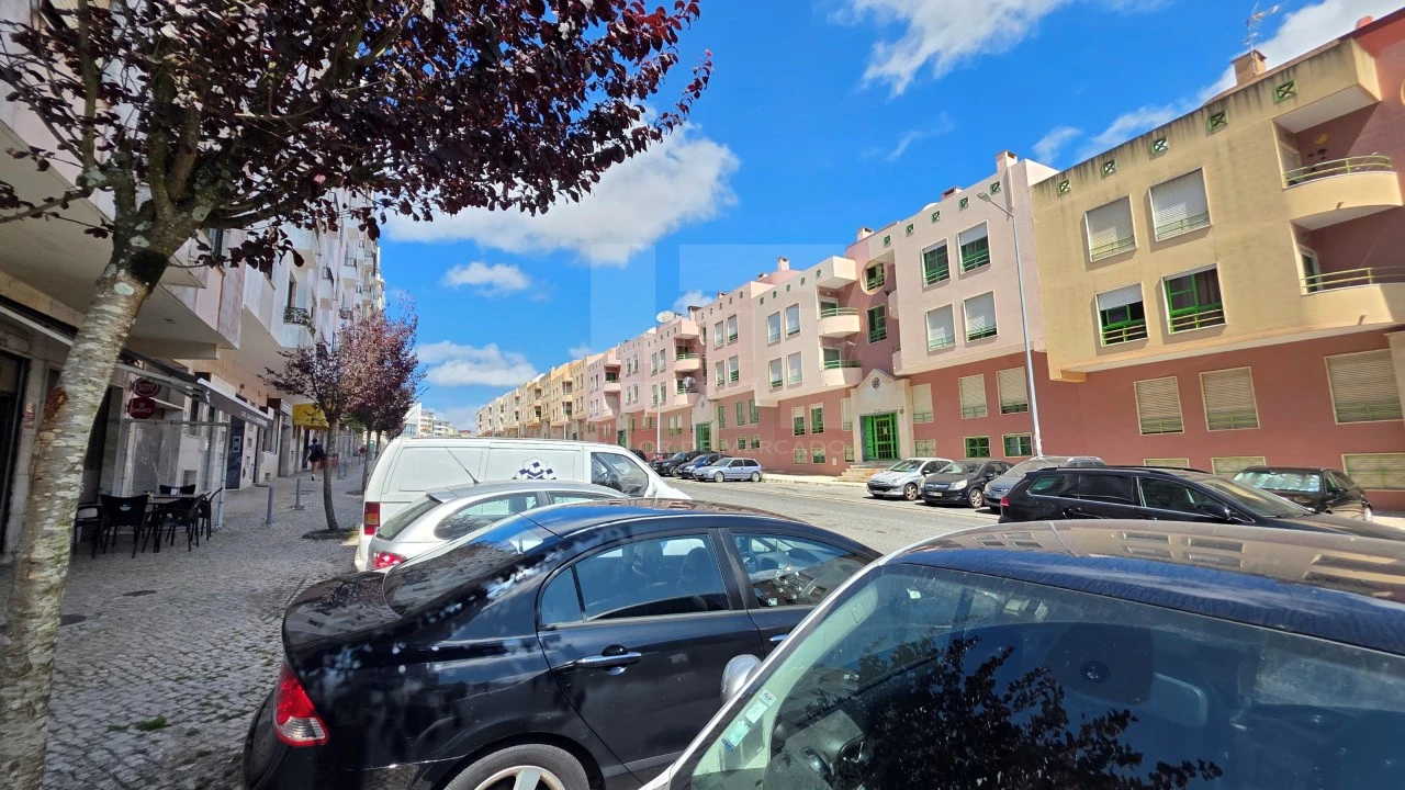 Apartamento T1 para Venda em Rio de Mouro Foto 11