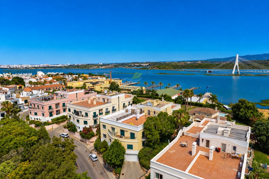 Apartamento T2 para Venda em Estômbar e Parchal Foto 1