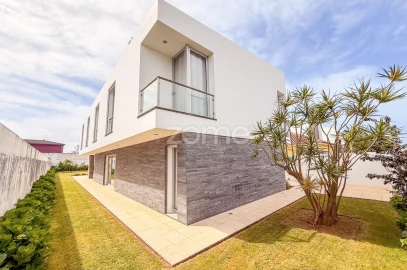 Moradia T4 para Venda em Pico da Pedra