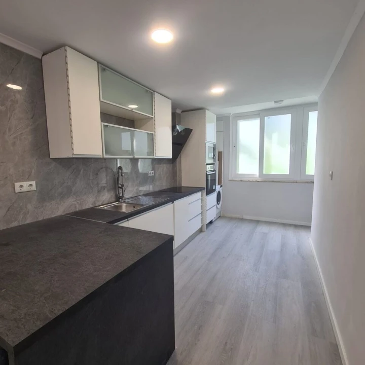 Apartamento T2 para Venda em Benfica Foto 1