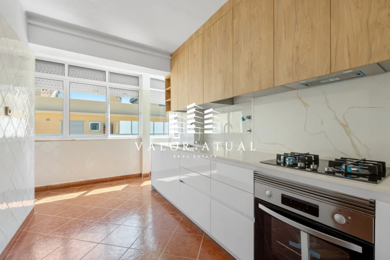Apartamento T2 para Venda em Benfica Foto 2
