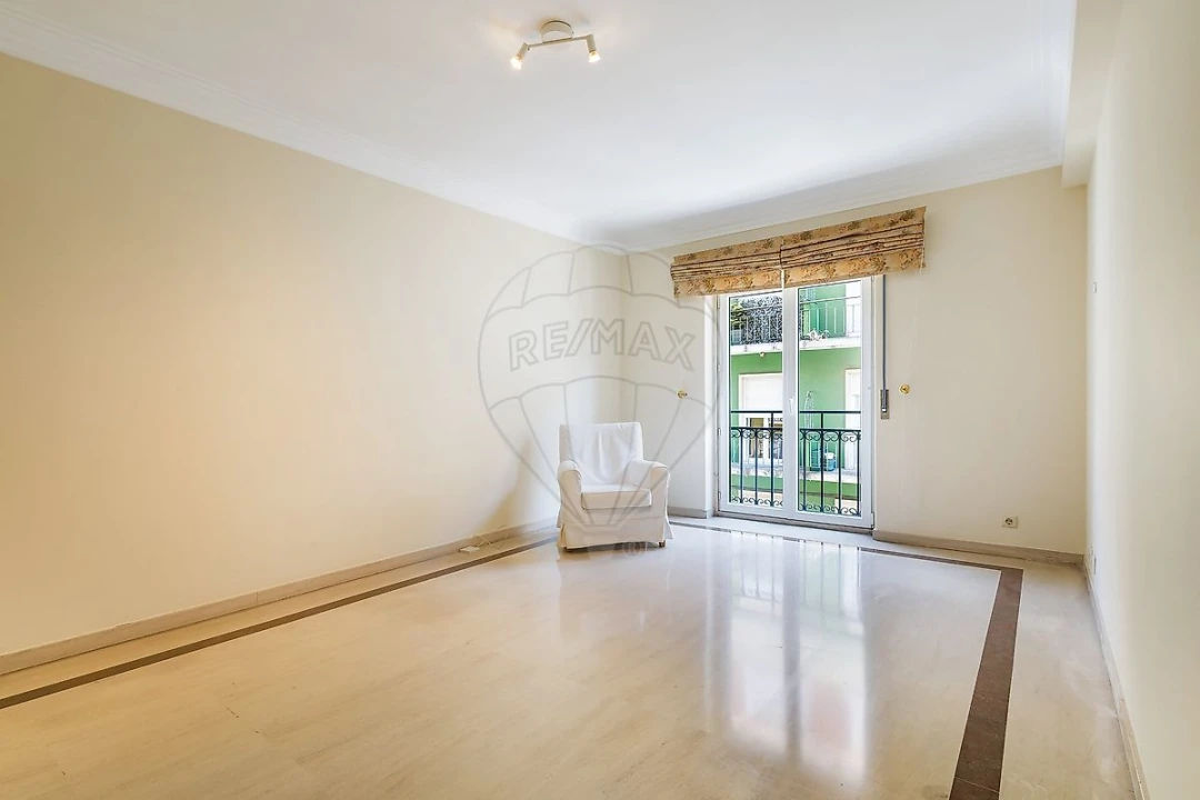 Apartamento T2 para Arrendamento em Campo de Ourique Foto 4