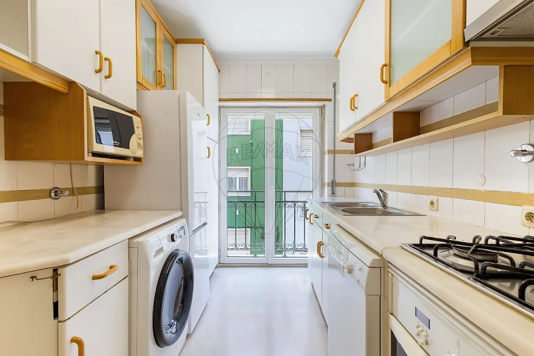 Apartamento T2 para Arrendamento em Campo de Ourique Foto 10