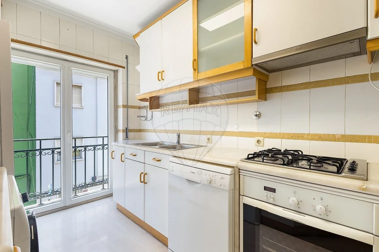 Apartamento T2 para Arrendamento em Campo de Ourique Foto 7