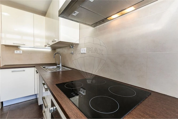 Apartamento T2 para Arrendamento em Benfica Foto 3