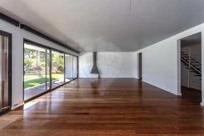 Moradia T5 para Arrendamento em Barcarena