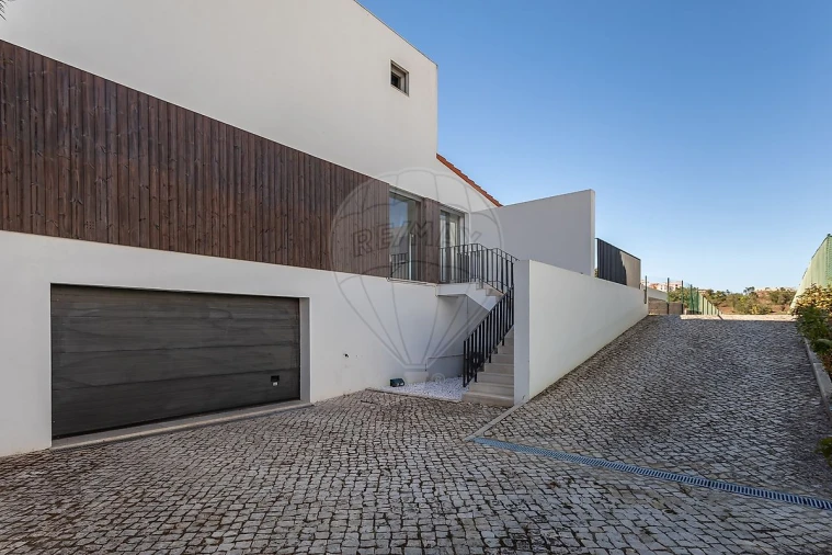 Moradia T5 para Arrendamento em Barcarena Foto 2