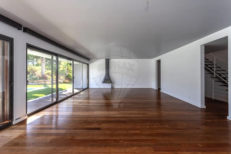 Moradia T5 para Arrendamento em Barcarena Foto 12