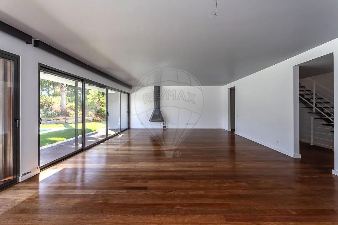 Moradia T5 para Arrendamento em Barcarena Foto 12