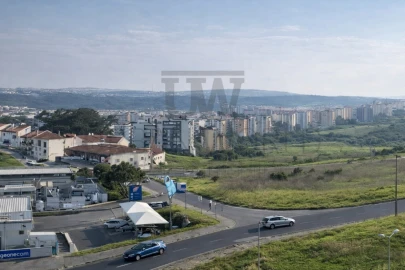 Apartamento T4 para Venda em Santo António dos Cavaleiros e Frielas