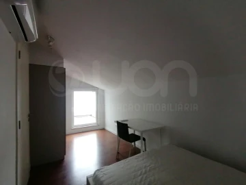 Quarto para Arrendamento em Alvalade