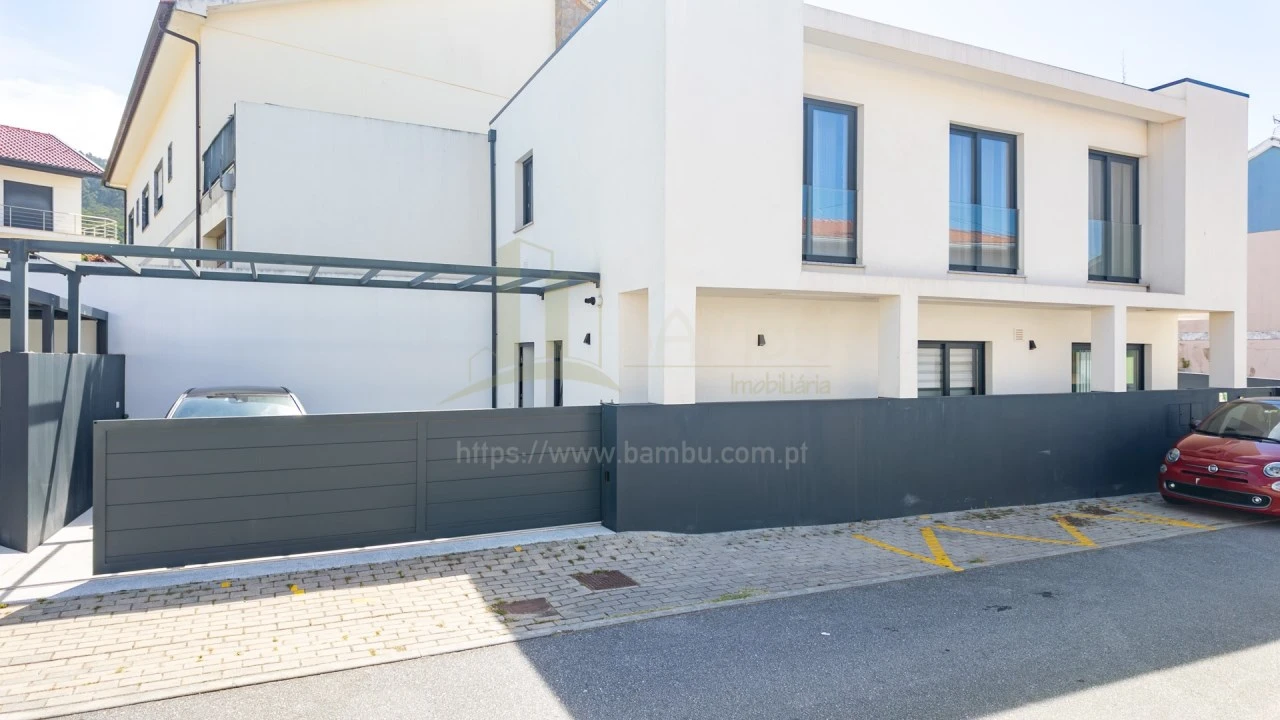 Moradia T2 para Venda em Vila Praia de Ancora Foto 1
