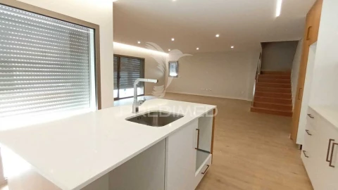 Moradia T4 para Venda em Batalha