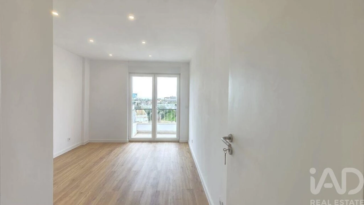 Apartamento T3 para Venda em Camarate, Unhos e Apelação Foto 13
