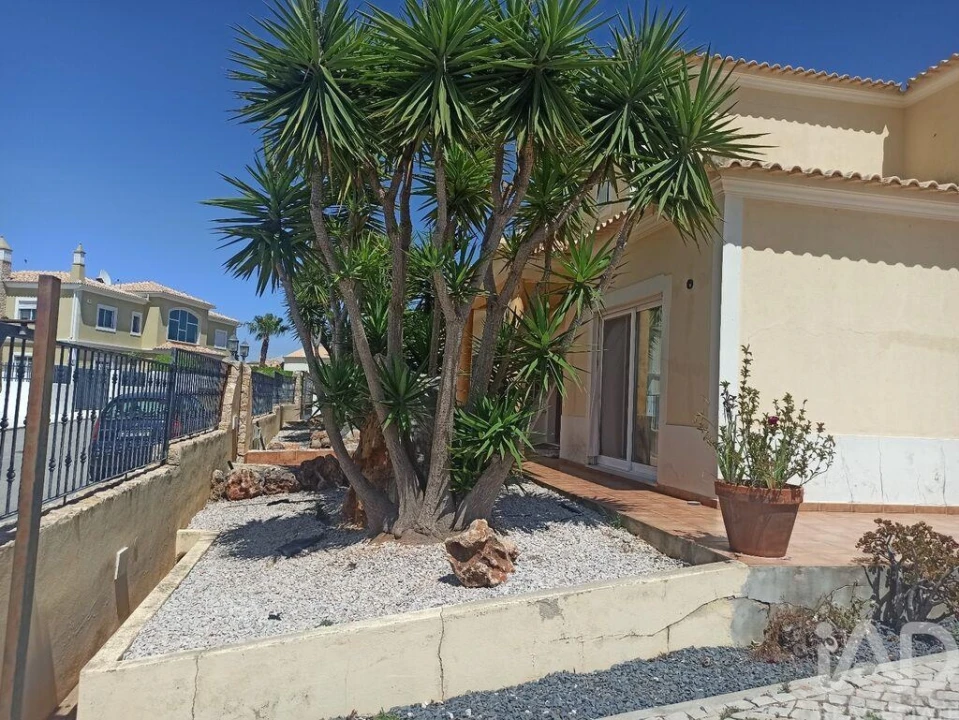 Moradia T5 para Venda em Quelfes Foto 5