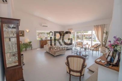 Moradia T4 para Venda em Santa Barbara de Nexe