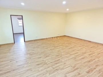 Moradia T1 para Venda em Odiaxere