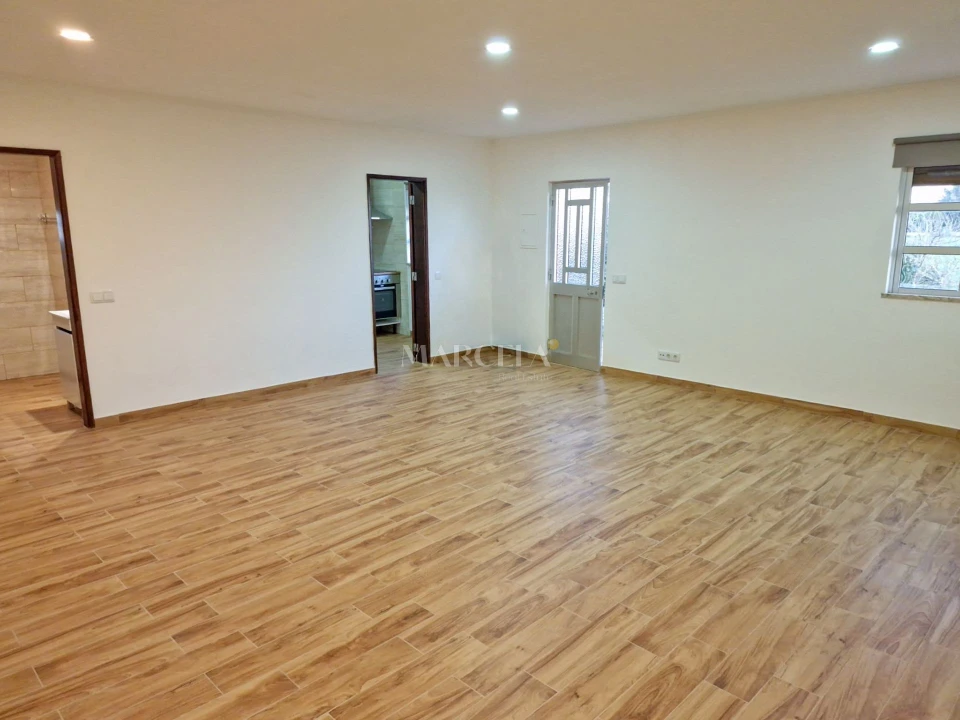 Moradia T1 para Venda em Odiaxere Foto 6