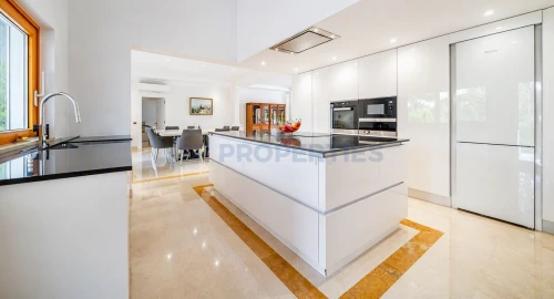 Moradia T5 para Venda em Quarteira