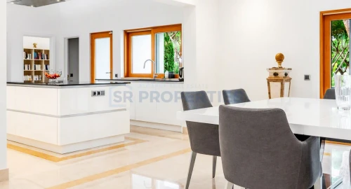 Moradia T5 para Venda em Quarteira