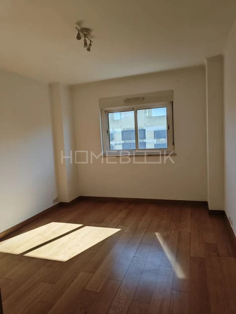 Apartamento T3 para Arrendamento em Penha de França