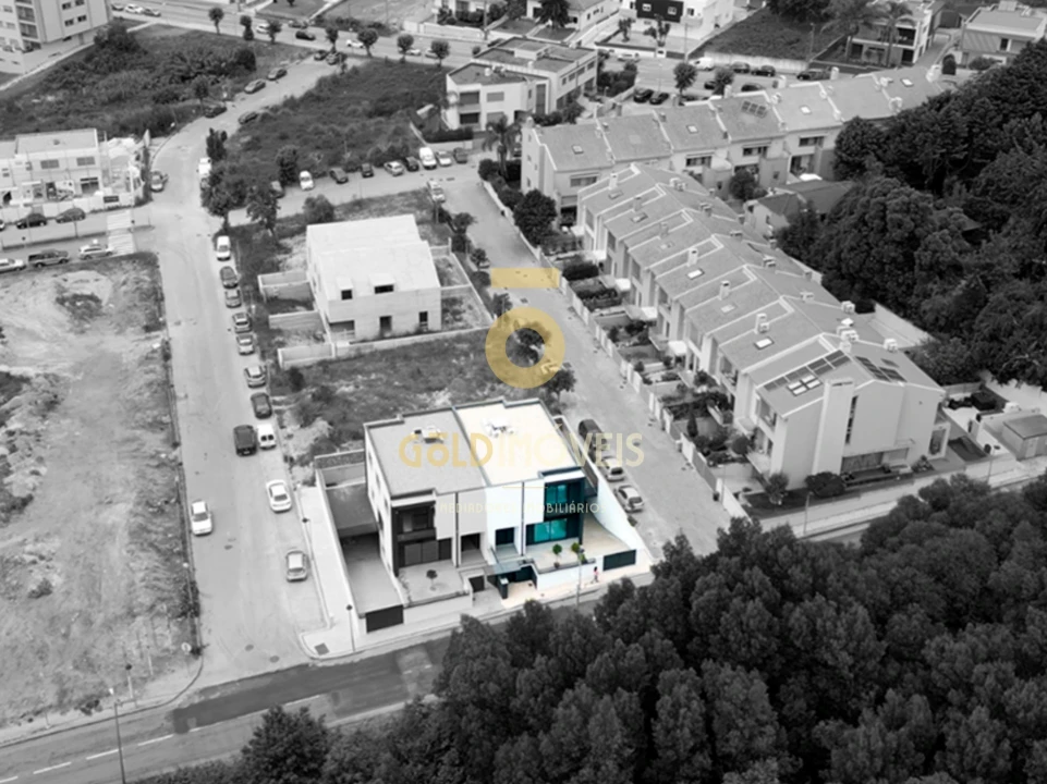 Moradia T4 para Venda em Santa Maria da Feira, Travanca, Sanfins e Espargo Foto 1