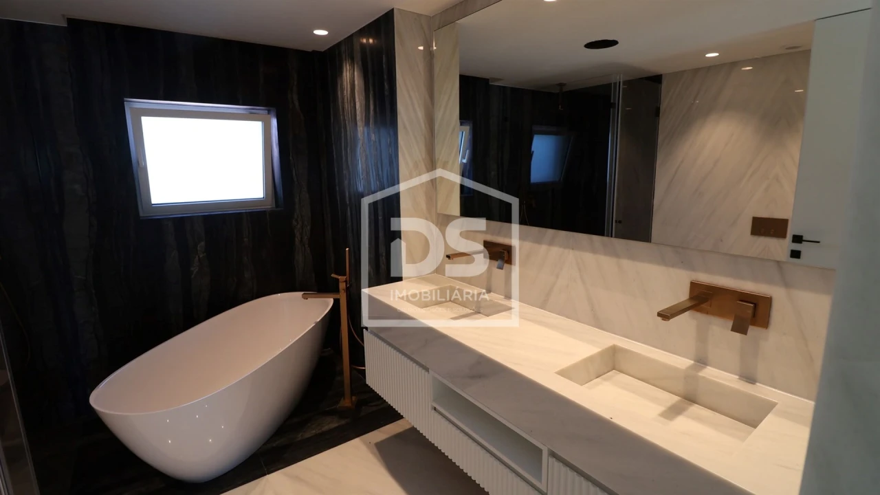 Apartamento T4 para Venda em Carcavelos e Parede Foto 25