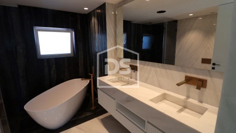 Apartamento T4 para Venda em Carcavelos e Parede