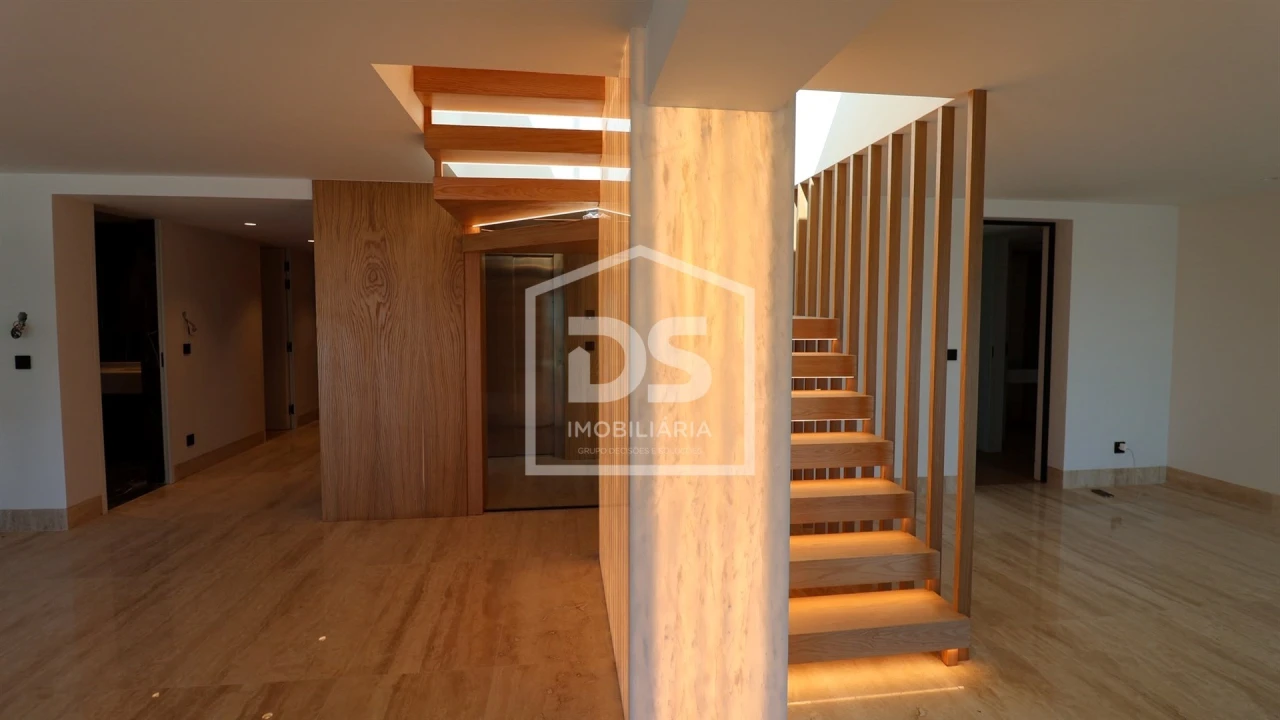 Apartamento T4 para Venda em Carcavelos e Parede Foto 27