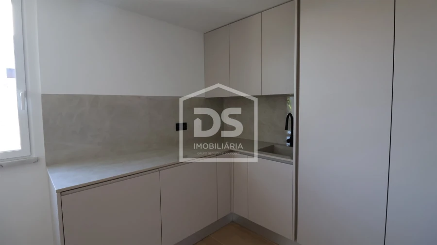 Apartamento T4 para Venda em Carcavelos e Parede Foto 17