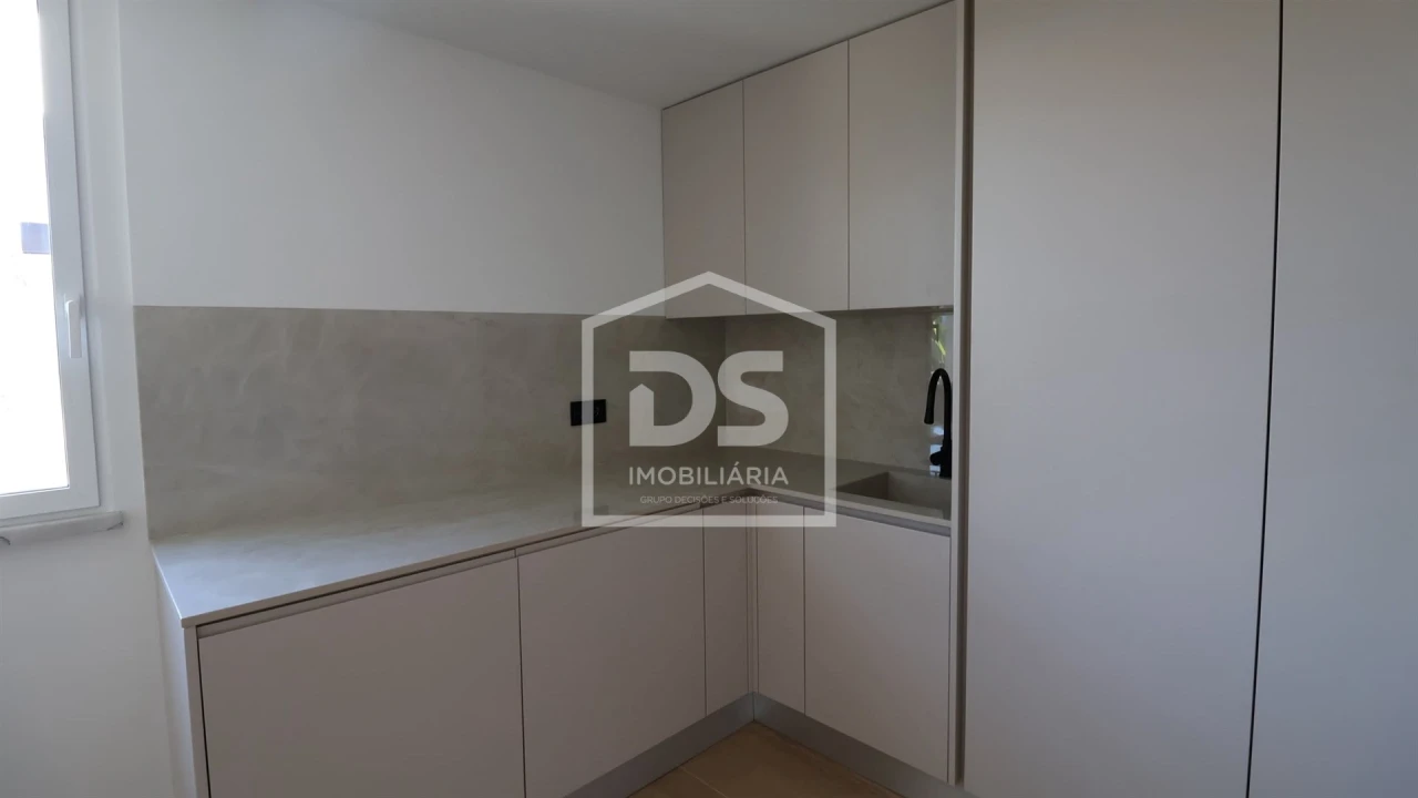 Apartamento T4 para Venda em Carcavelos e Parede Foto 17