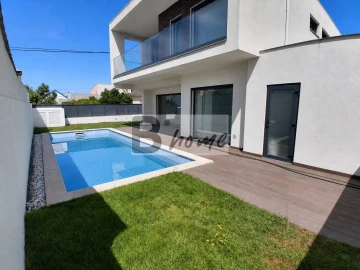 Moradia T4 para Venda em Charneca de Caparica e Sobreda