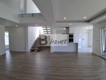 Moradia T4 para Venda em Charneca de Caparica e Sobreda