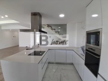 Moradia T4 para Venda em Charneca de Caparica e Sobreda