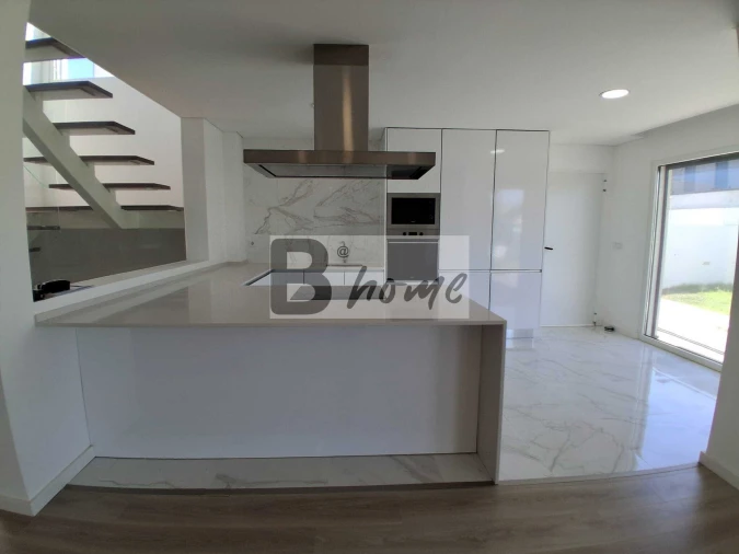 Moradia T4 para Venda em Charneca de Caparica e Sobreda Foto 8