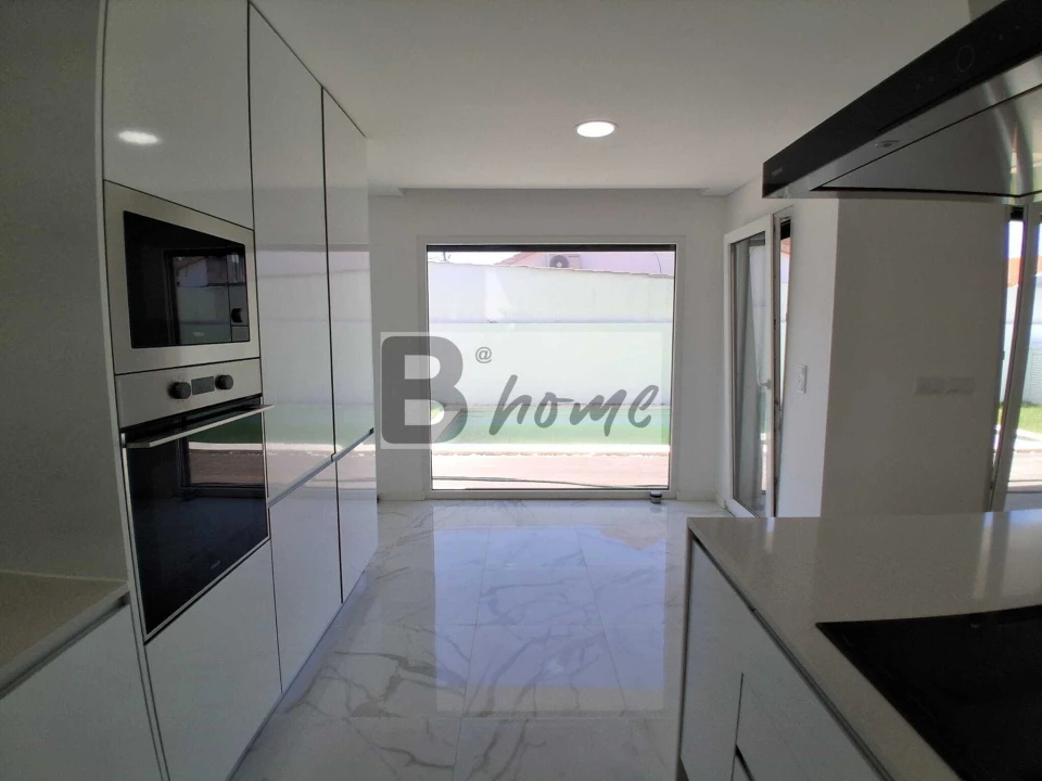 Moradia T4 para Venda em Charneca de Caparica e Sobreda Foto 9