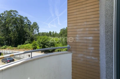 Apartamento T3 para Arrendamento em Nogueira e Silva Escura