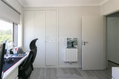 Apartamento T3 para Arrendamento em Nogueira e Silva Escura