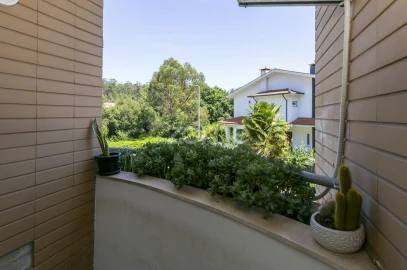 Apartamento T3 para Arrendamento em Nogueira e Silva Escura