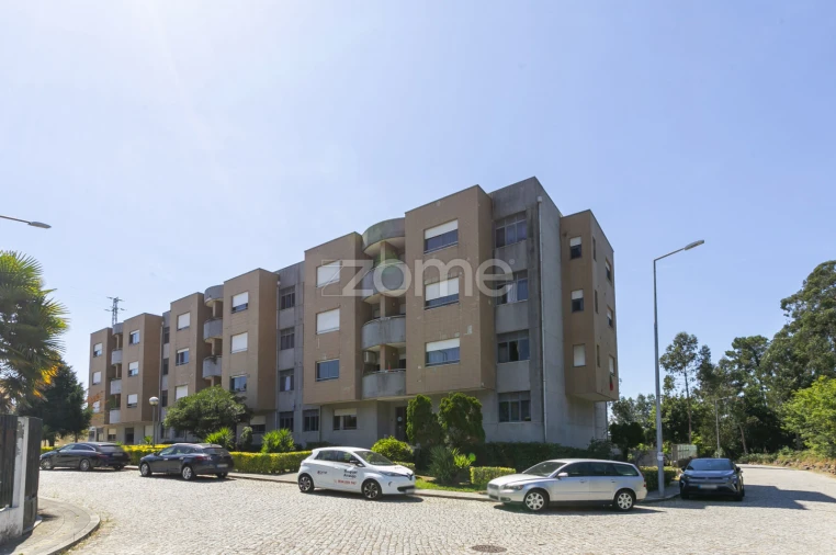 Apartamento T3 para Arrendamento em Nogueira e Silva Escura Foto 34