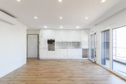 Apartamento T3 para Venda em Santo António dos Cavaleiros e Frielas