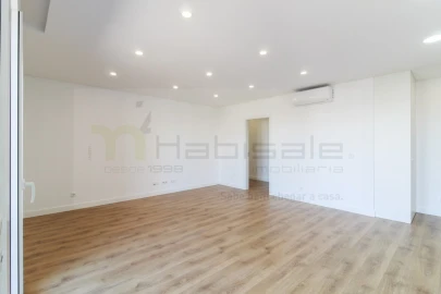 Apartamento T3 para Venda em Santo António dos Cavaleiros e Frielas