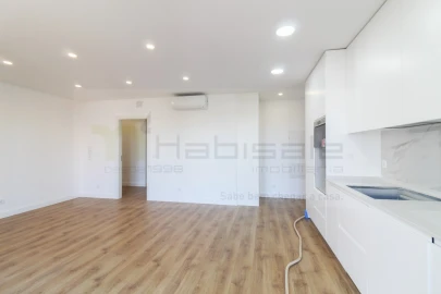 Apartamento T3 para Venda em Santo António dos Cavaleiros e Frielas