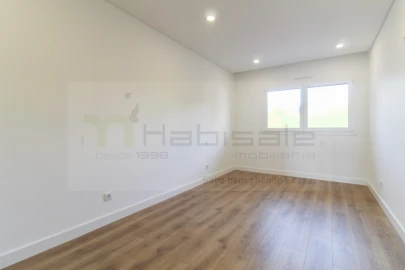 Apartamento T3 para Venda em Santo António dos Cavaleiros e Frielas