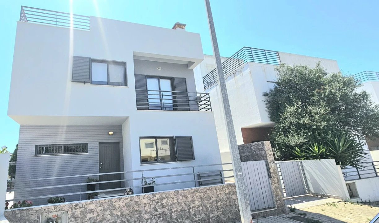 Moradia T4 para Venda em Quelfes Foto 2