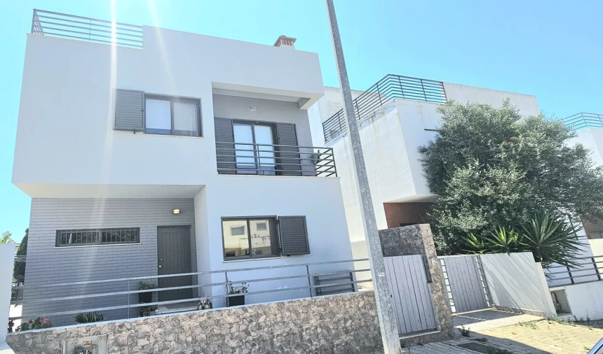 Moradia T4 para Venda em Quelfes Foto 2