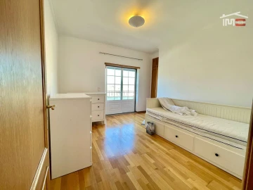 Moradia T4 para Arrendamento em Atalaia e Alto Estanqueiro-Jardia