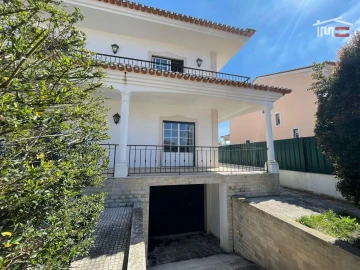 Moradia T4 para Arrendamento em Atalaia e Alto Estanqueiro-Jardia