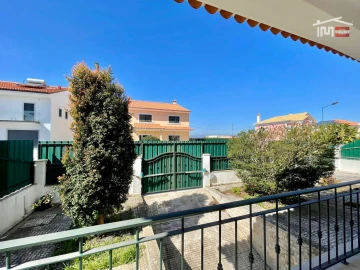 Moradia T4 para Arrendamento em Atalaia e Alto Estanqueiro-Jardia